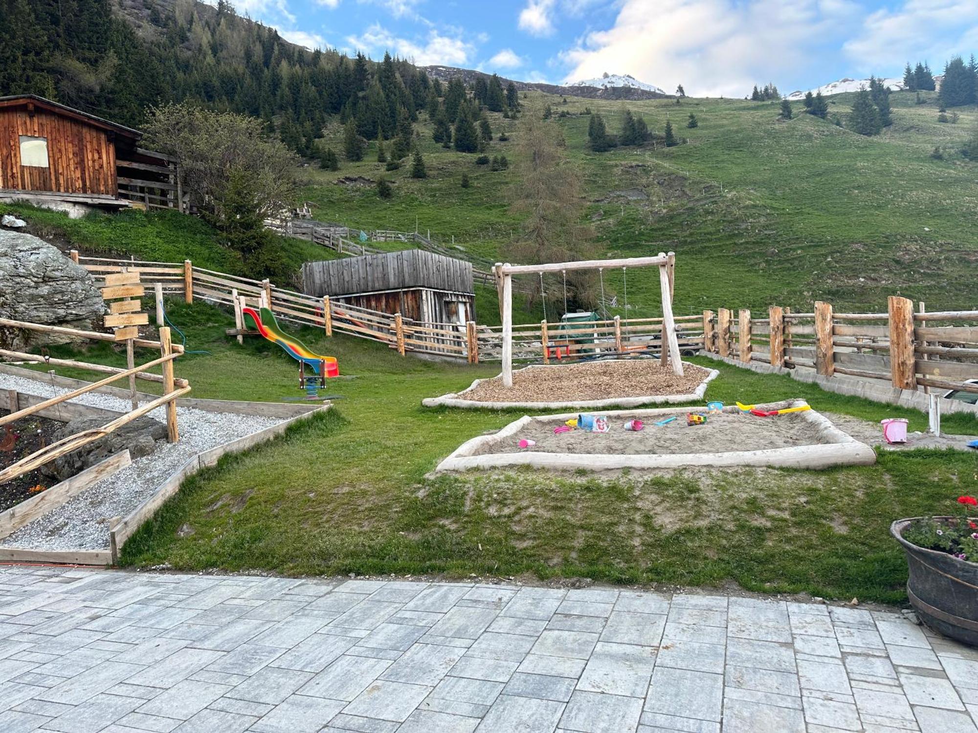 Peer Alm Hotel Navis Екстериор снимка