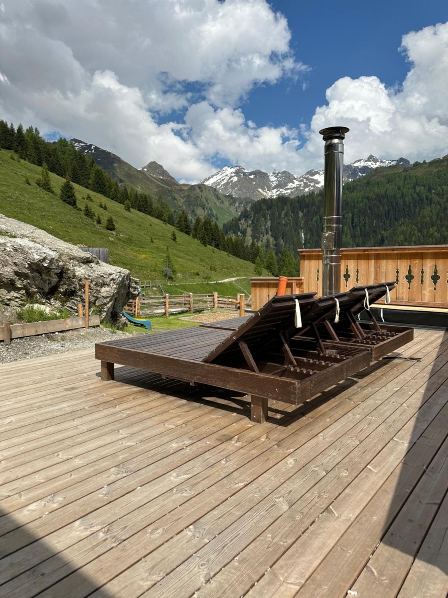 Peer Alm Hotel Navis Екстериор снимка
